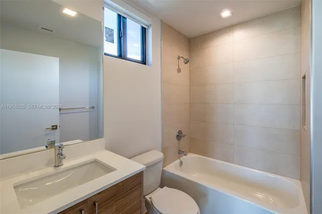 $5,100 | 1376 Southwest 4th Street, Unit 401, Miami, FL 33135