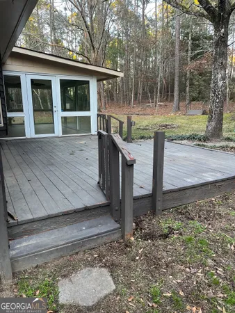 a view of a backyard with pathway