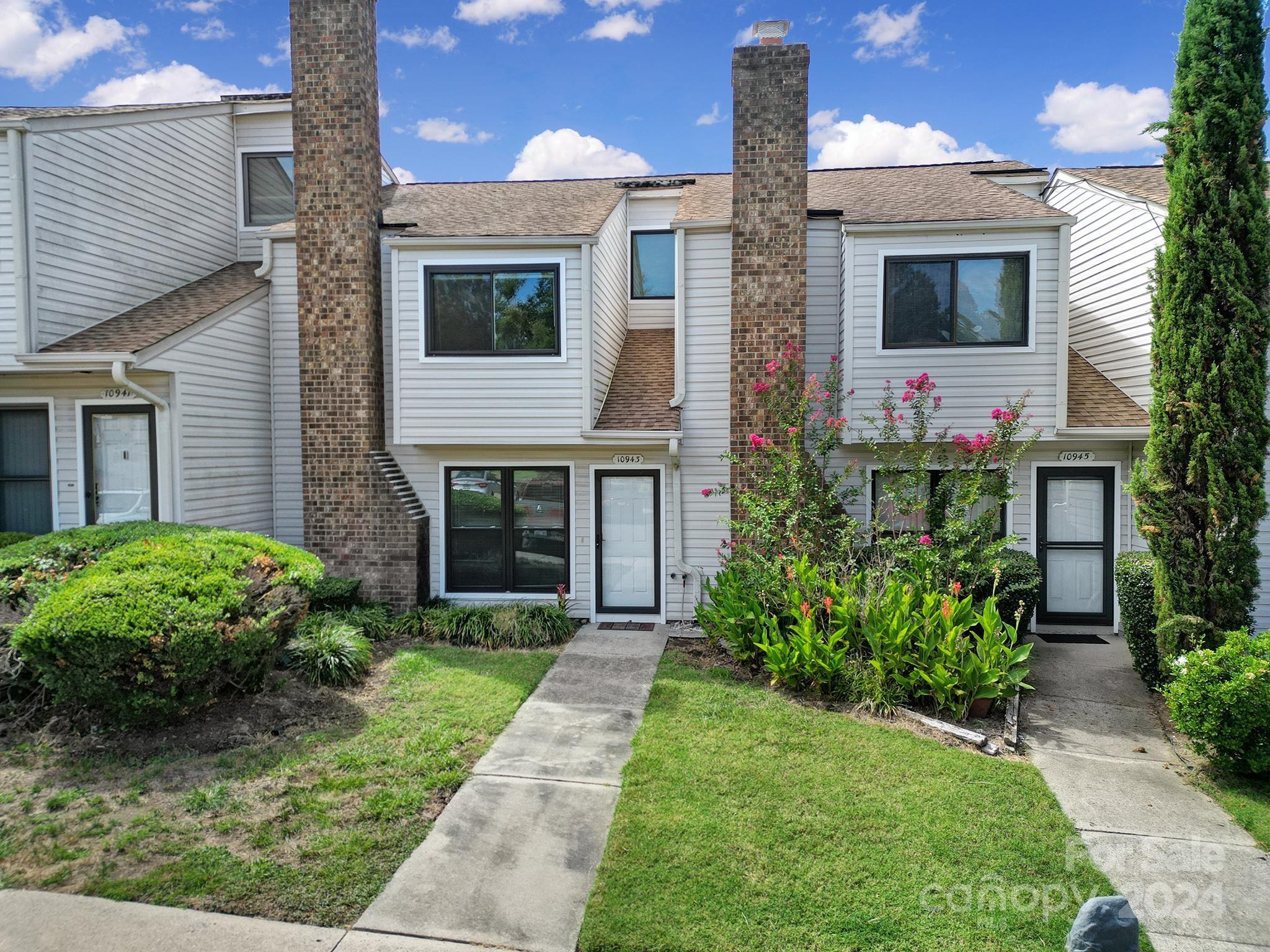 10943 Carmel Crossing Road Charlotte, NC 28226 - Photo 27 of 28 a front view of a house with garden