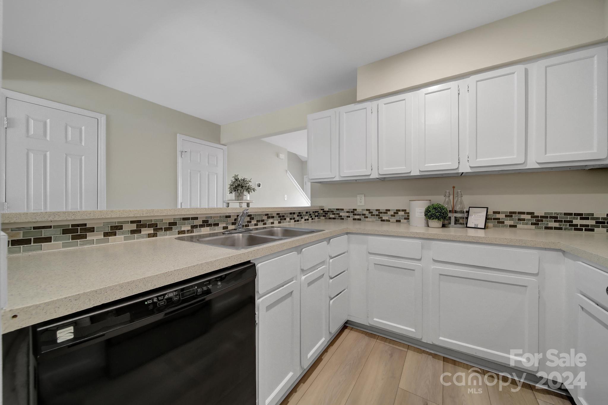 10943 Carmel Crossing Road Charlotte, NC 28226 - Photo 6 of 28 a kitchen with a stove a sink and a refrigerator