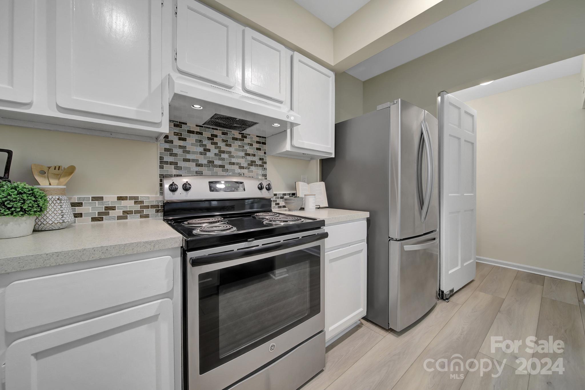10943 Carmel Crossing Road Charlotte, NC 28226 - Photo 7 of 28 a kitchen with appliances and cabinets