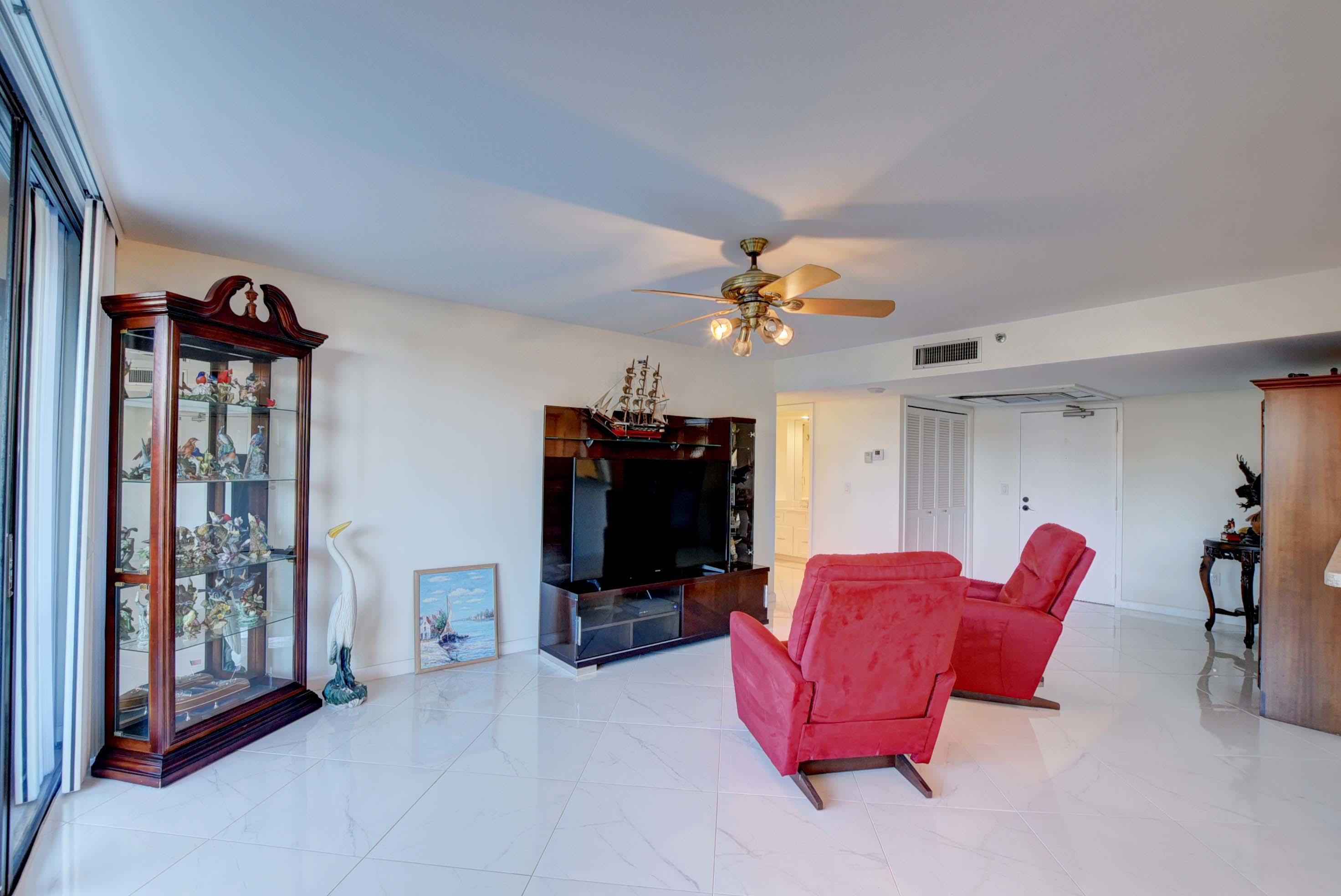 899 Jeffery Street, Unit 112 Boca Raton, FL 33487 - Photo 5 of 66 Living Room 3