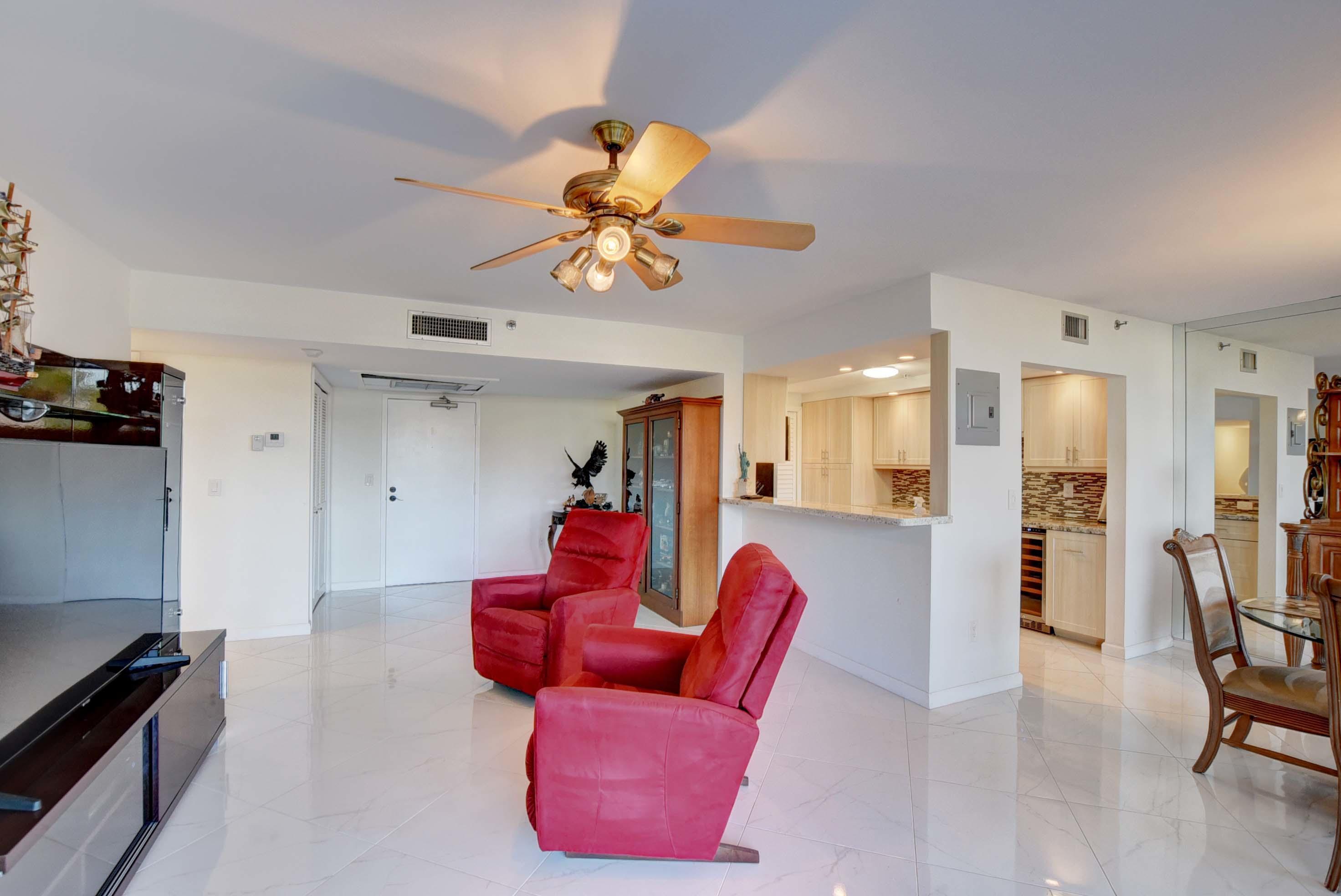 899 Jeffery Street, Unit 112 Boca Raton, FL 33487 - Photo 7 of 66 Living Room