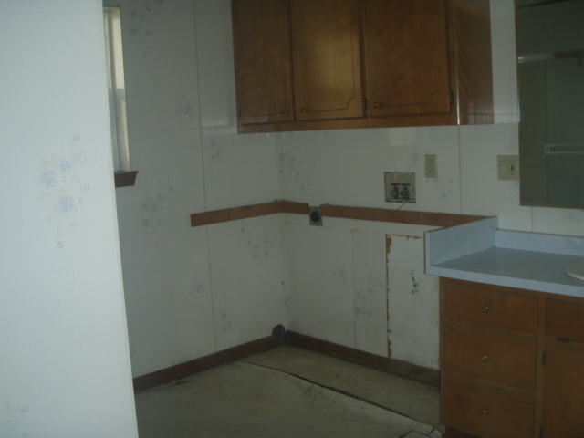 5335 Happy Valley Road Anderson, CA 96007 - Photo 8 of 9 Laundry Room
