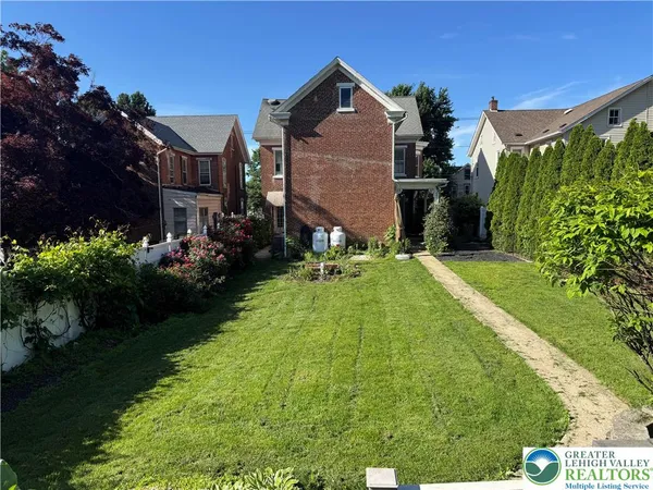 $1,950 | 240 Franklin Street, Unit 2, Alburtis, PA 18011