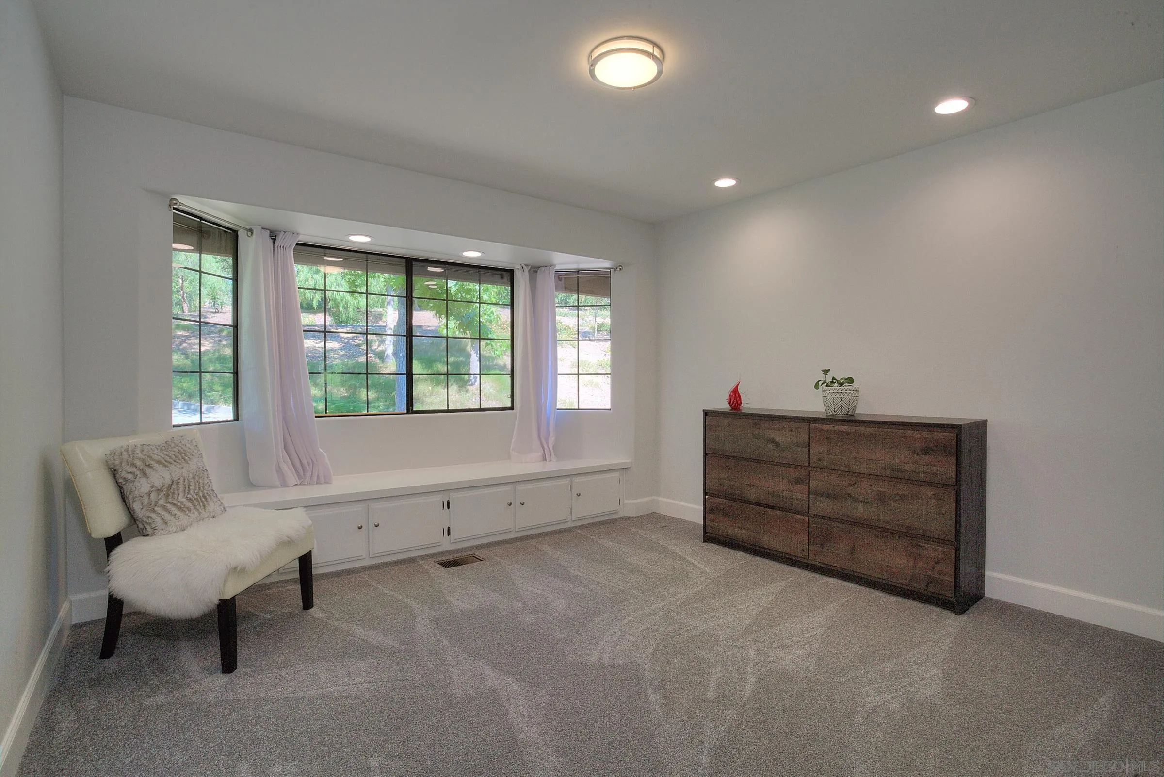 1032 Los Alisos Drive North Fallbrook, CA 92028 - Photo 23 of 44 a room with furniture and a window