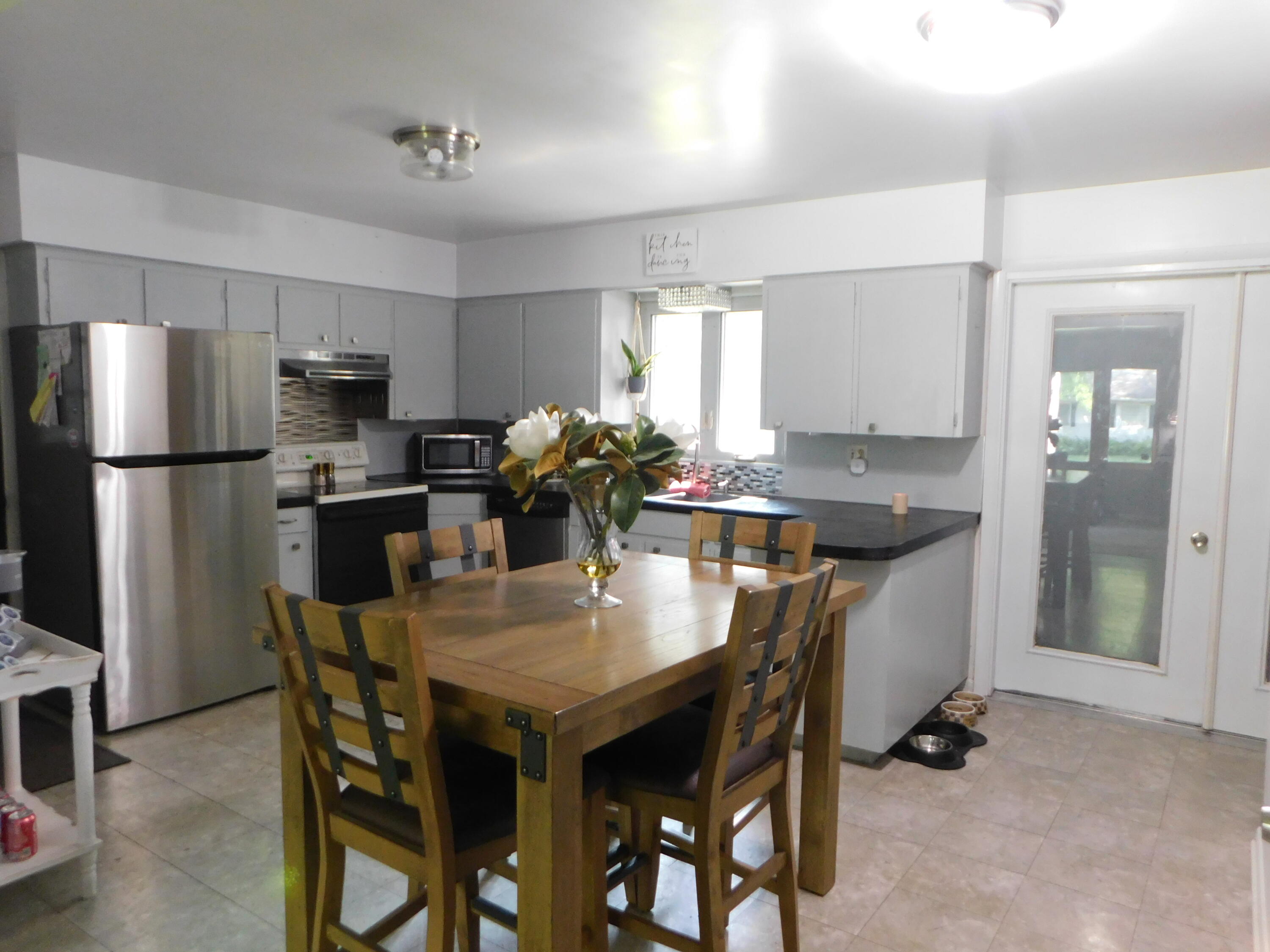 555 Shady Lane Decatur, MI 49045 - Photo 3 of 26 Kitchen/dining