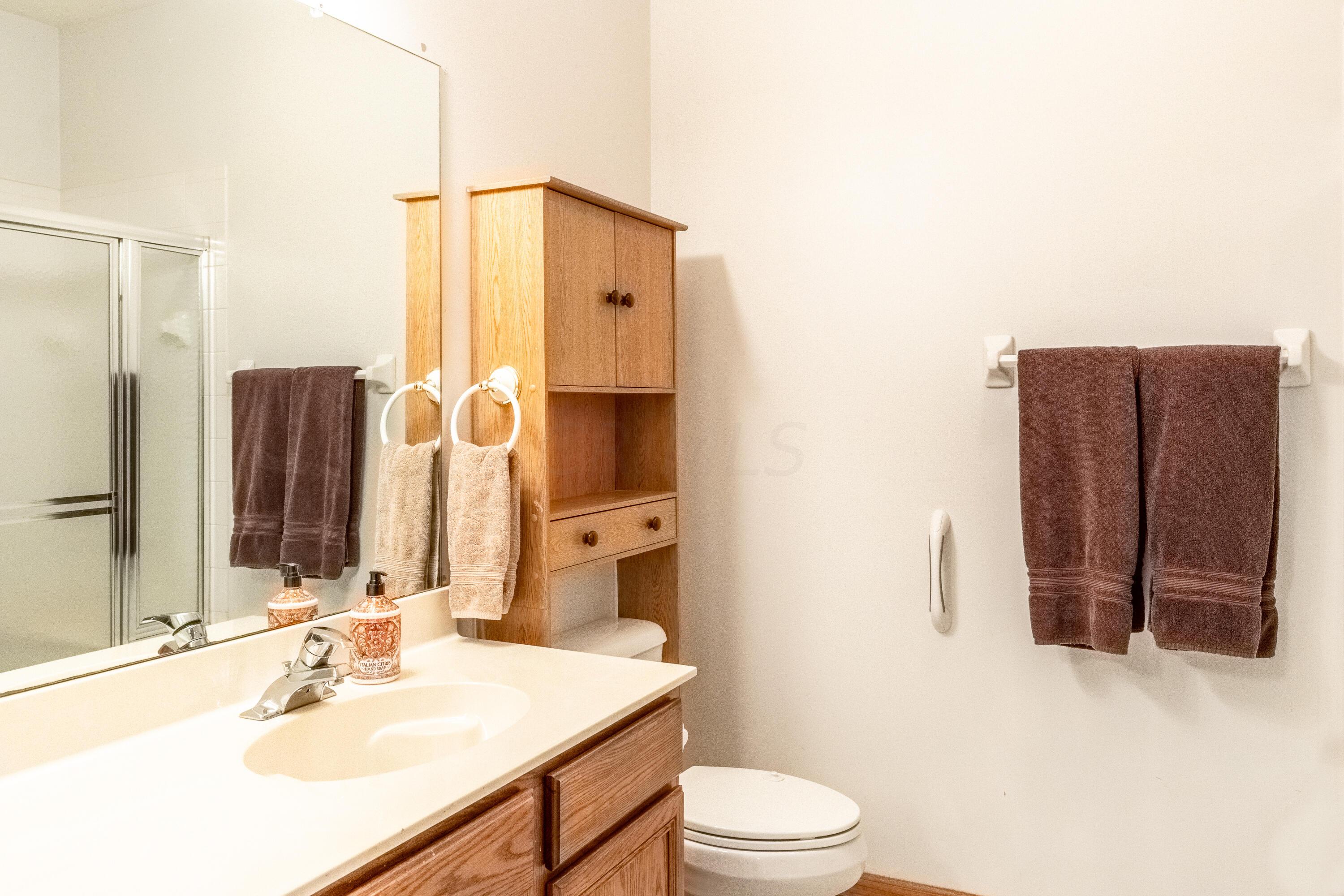 7168 Linworth Road Columbus, OH 43235 - Photo 7 of 34 Full bathroom directly off the mother-in-law suite