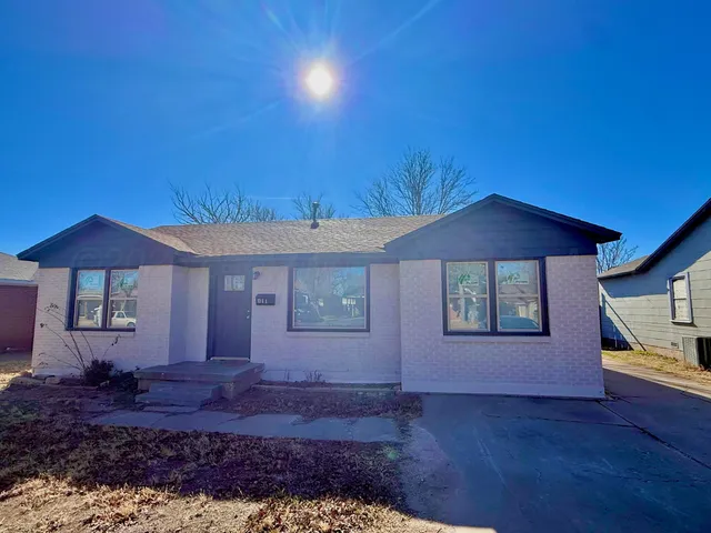 $185,000 | 811 Northeast 3rd Street, Dumas, TX 79029