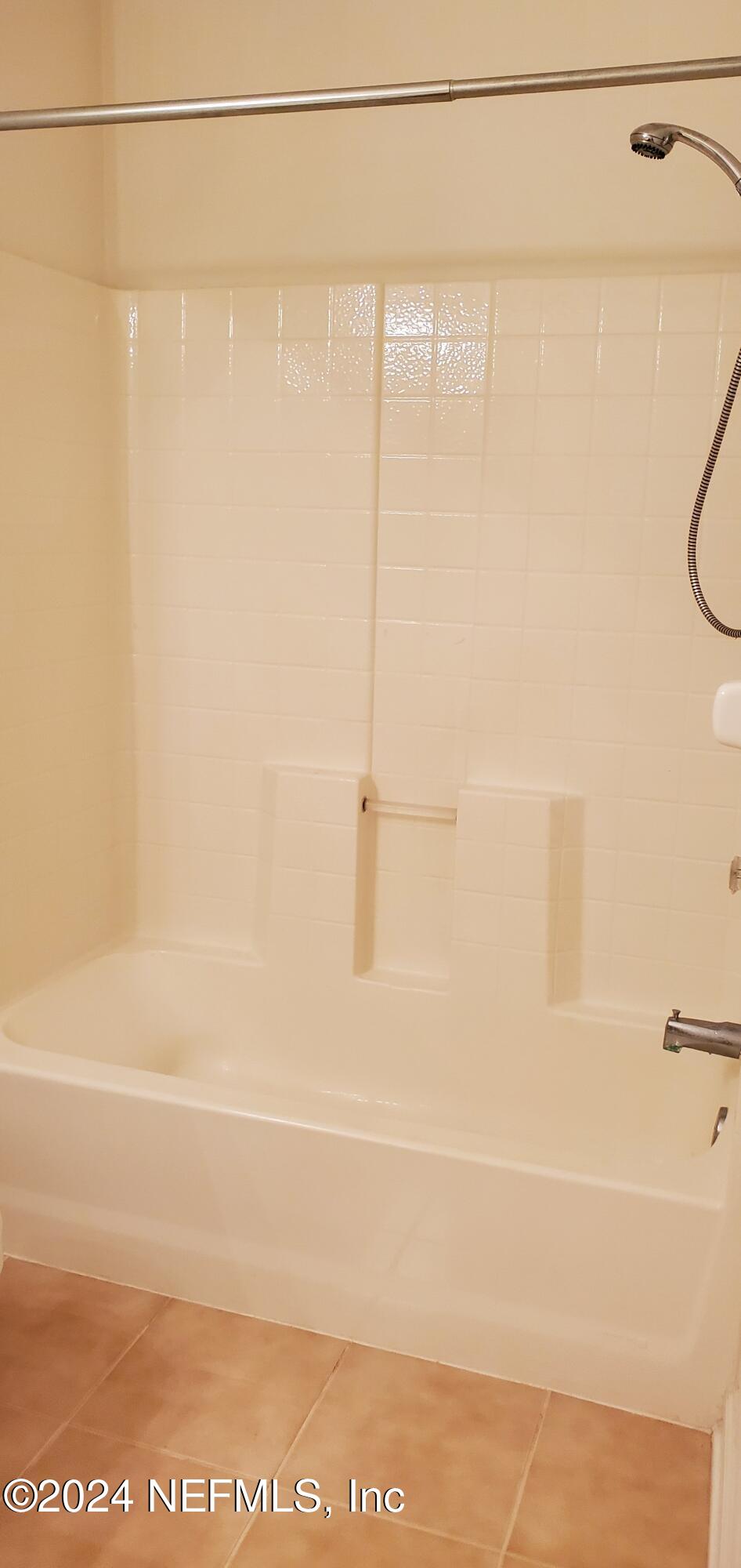 10550 Baymeadows Road, Unit 1012 Jacksonville, FL 32256 - Photo 14 of 16 2nd bath tub shower combo