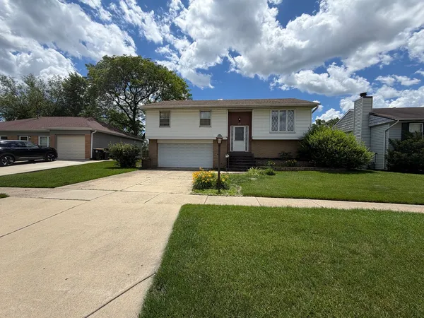 $299,900 | 613 Wicker Avenue, Streamwood, IL 60107