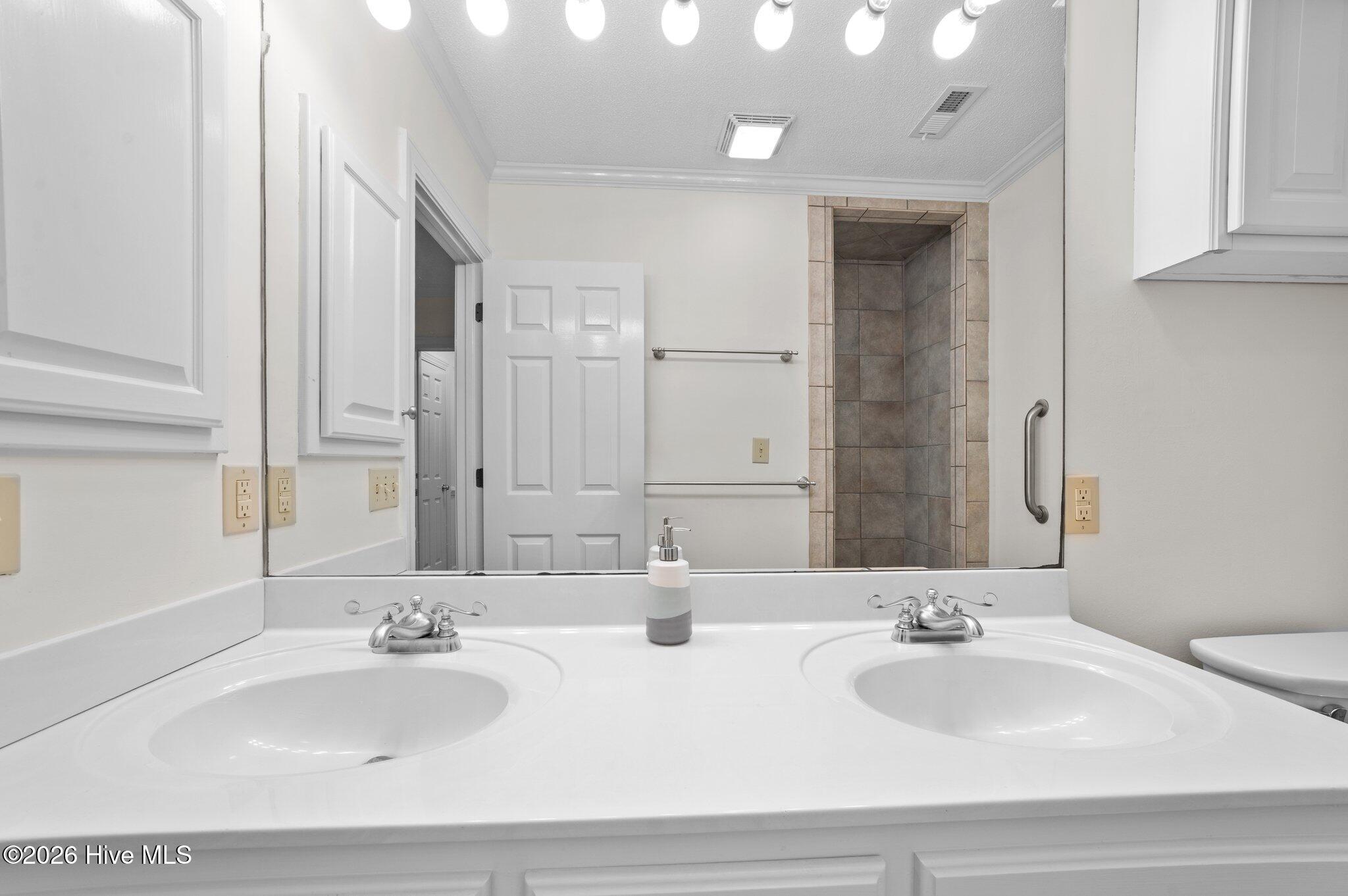 809 Greenbriar Road Kinston, NC 28501 - Photo 36 of 47 36-web-or-mls-LHV_0103