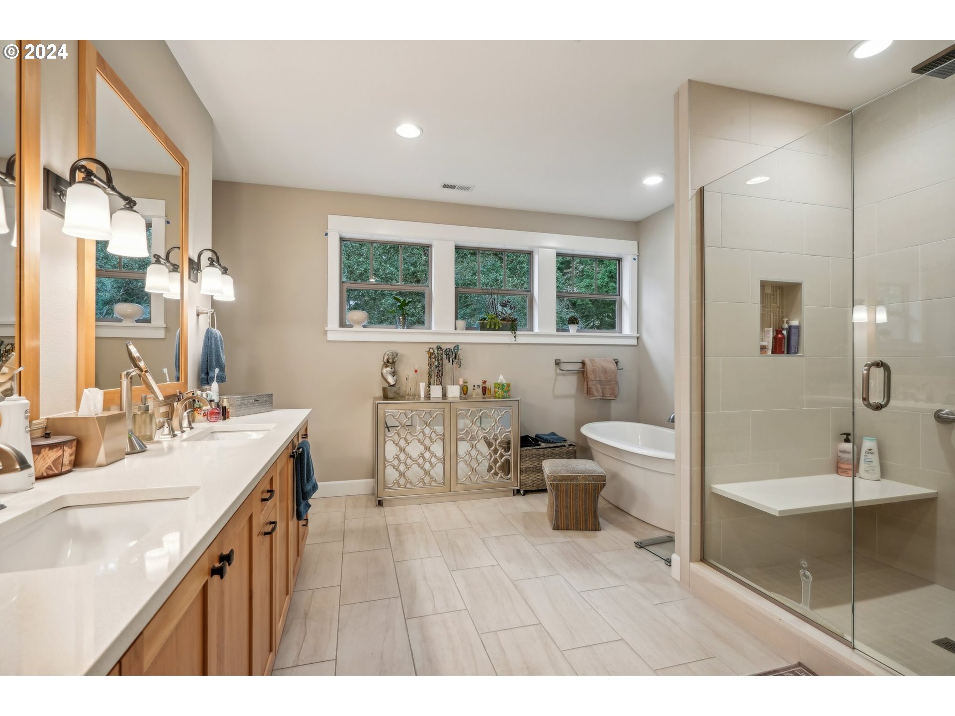 7606 Northwest Payne Street Camas, WA 98607 - Photo 20 of 38 a spacious bathroom with a double vanity sink a large mirror and a bathtub