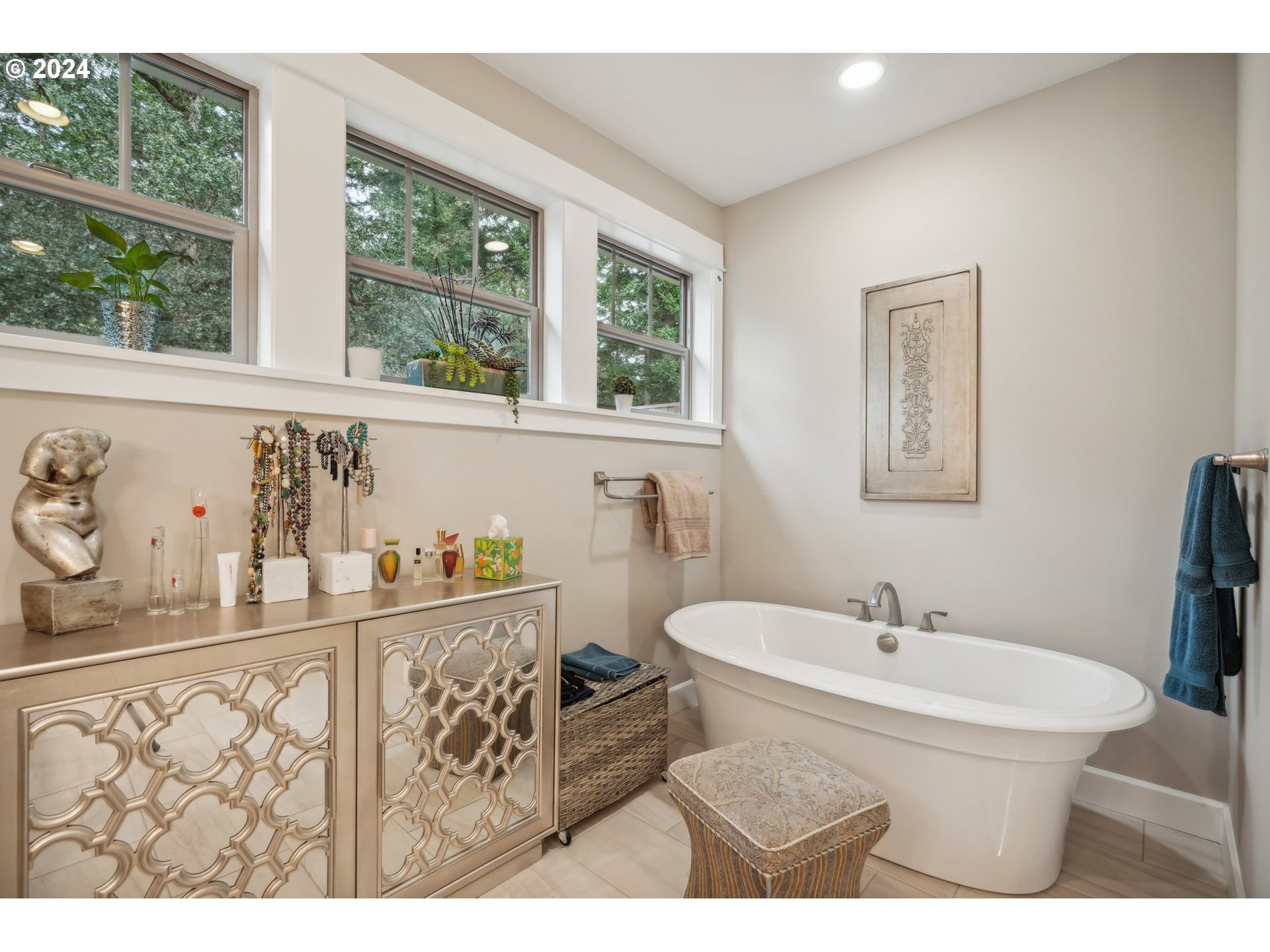 7606 Northwest Payne Street Camas, WA 98607 - Photo 21 of 38 a bathroom with a sink and a mirror