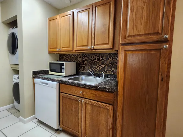 $1,900 | 545 Trace Circle, Unit 105, Deerfield Beach, FL 33441
