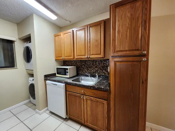 $1,900 | 545 Trace Circle, Unit 105, Deerfield Beach, FL 33441