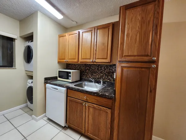 $1,900 | 545 Trace Circle, Unit 105, Deerfield Beach, FL 33441