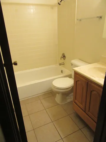 $1,625 | 135 Pickwick Drive, Unit E, Schaumburg, IL 60193