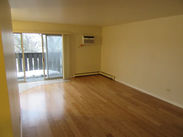 $1,625 | 135 Pickwick Drive, Unit E, Schaumburg, IL 60193