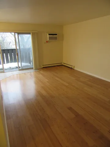 $1,625 | 135 Pickwick Drive, Unit E, Schaumburg, IL 60193