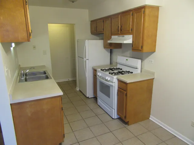 $1,625 | 135 Pickwick Drive, Unit E, Schaumburg, IL 60193