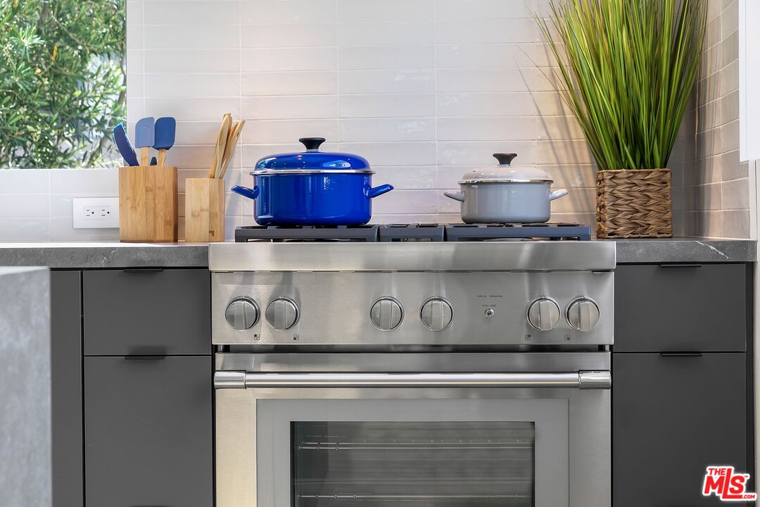1236 North Spaulding Avenue, Unit 3 West Hollywood, CA 90046 - Photo 7 of 20 a close view of dining table