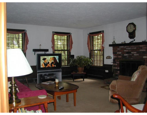 12 Robinson Road Westford, MA 01886 - Photo 10 of 25 Gallery Image 10
