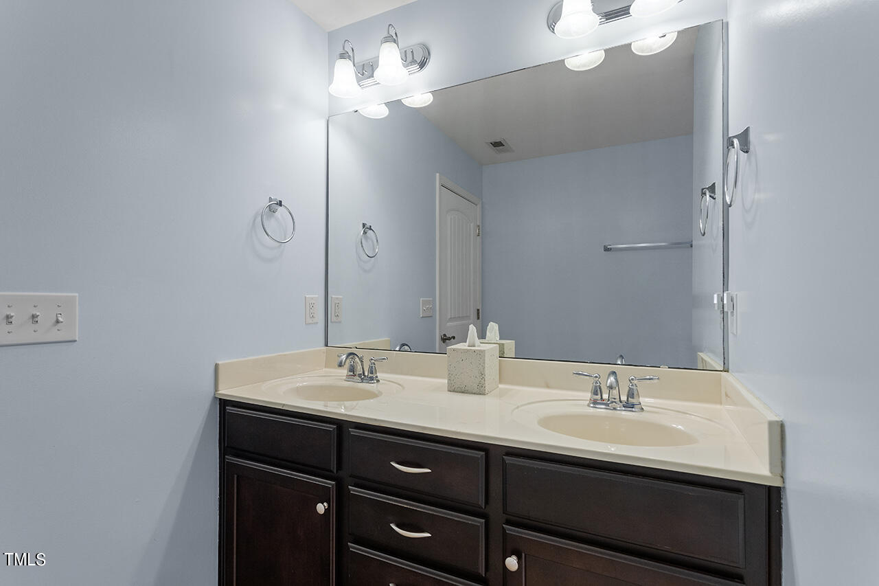 1211 Silver Beach Way Raleigh, NC 27606 - Photo 24 of 32 Double sinks