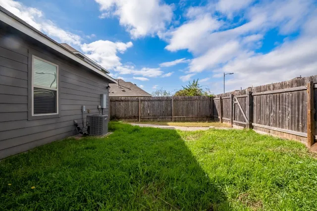 a view of a backyard