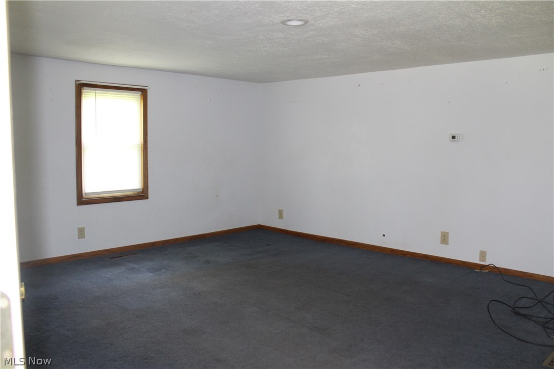 2335 Goshen Valley Road Southeast New Philadelphia, OH 44663 - Photo 11 of 15 Living room
