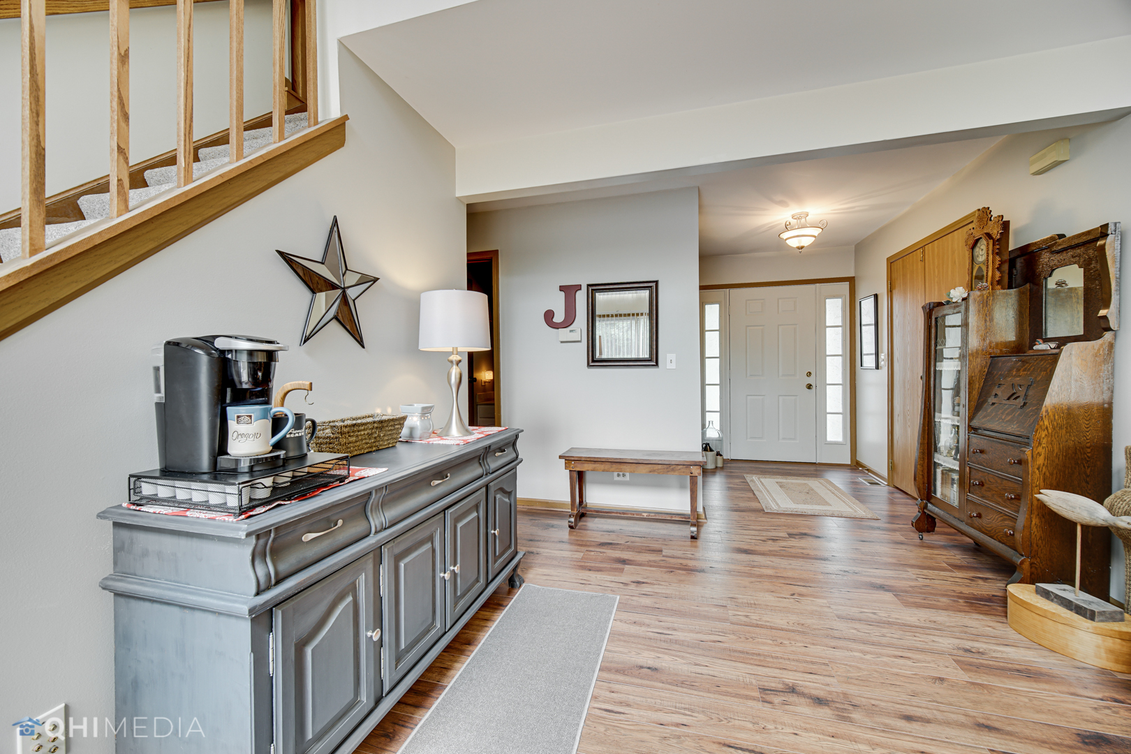 261 Ascot Lane Streamwood, IL 60107 - Photo 6 of 23 a kitchen that has a lot of cabinets in it