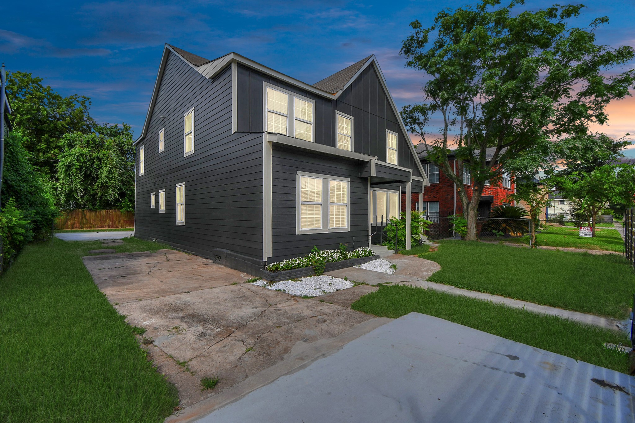 2812 Truxillo Street, Unit B Houston, TX 77004 - Photo 5 of 32 a front view of a house with garden