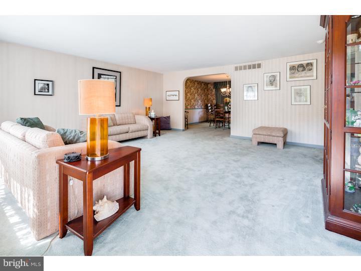 684 Beverly Road Southampton, PA 18966 - Photo 7 of 21 Living Room