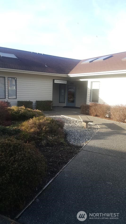 675 North 5th Avenue, Unit 2B Sequim, WA 98382 - Photo 5 of 16 a backyard of a house