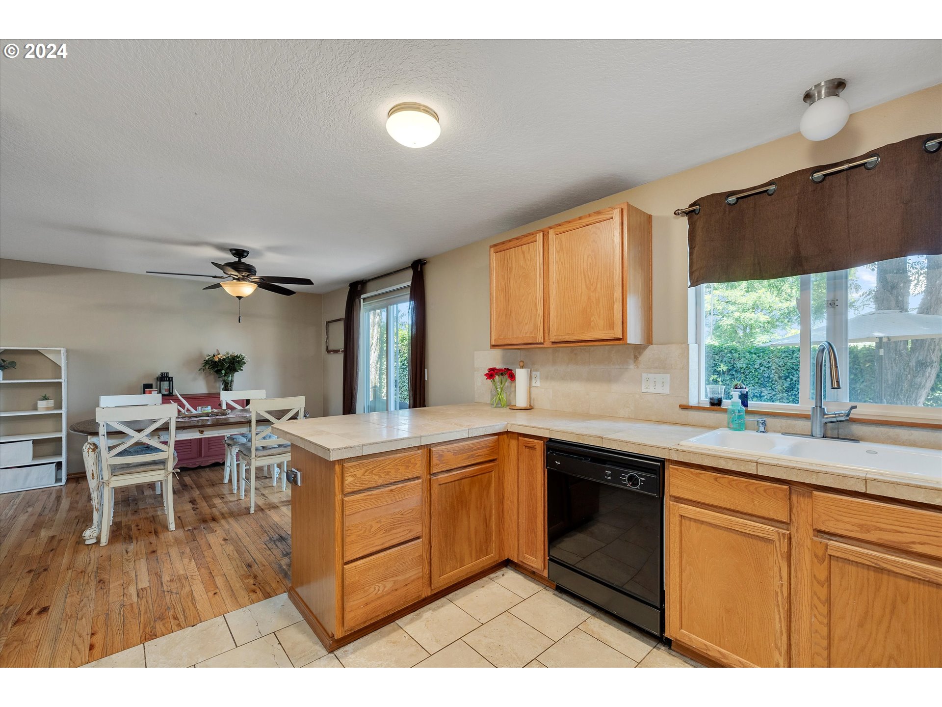 194 Southeast Twp Road Canby, OR 97013 - Photo 15 of 31 Kitchen/Dining Room