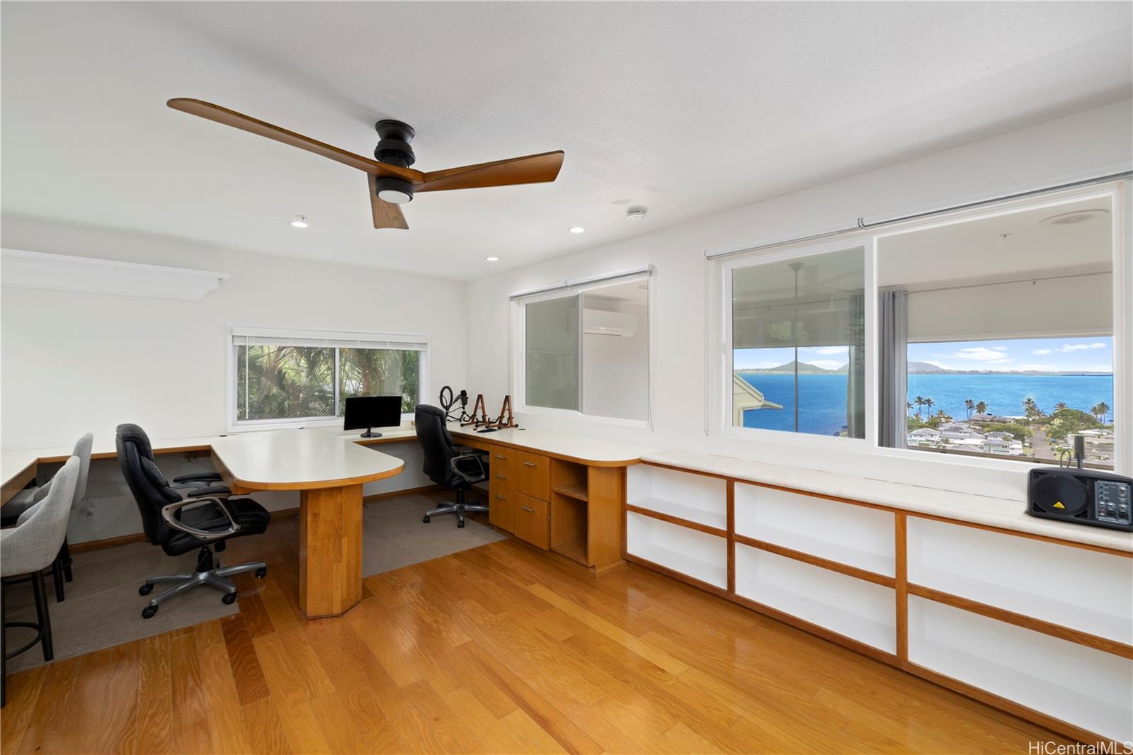 45-081 Lilipuna Road, Unit G Kaneohe, HI 96744 - Photo 9 of 25 a large living room with a window