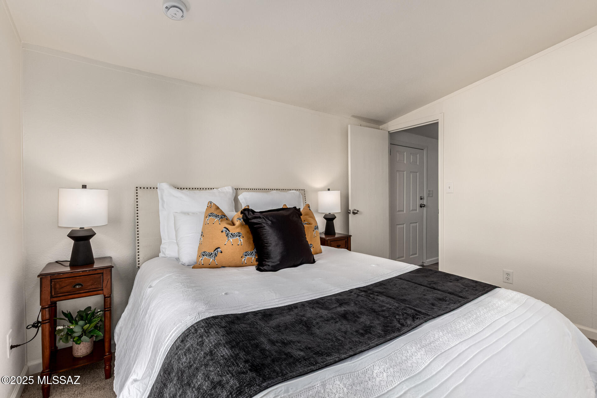 8401 South Kolb Road, Unit 94 Tucson, AZ 85756 - Photo 17 of 24 a bedroom with a bed and a lamp