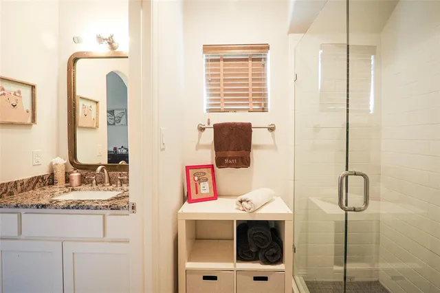 a view of a dinning table and chairs in the patio
