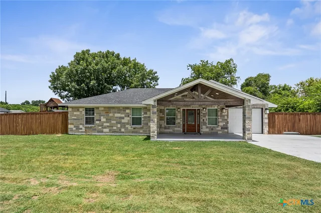 $367,990 | 318 Franklin Road, Eddy, TX 76524