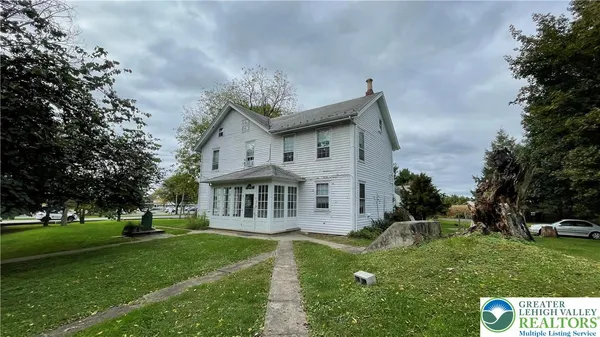 a view of house with a yard