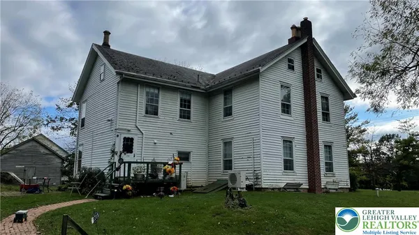 a view of backyard of the house