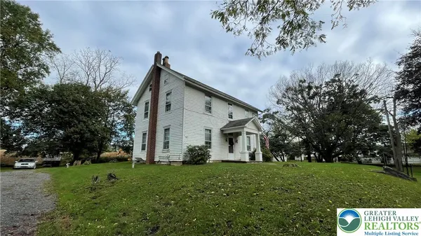 a view of a house with backyard