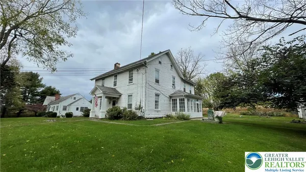 a view of a house with backyard