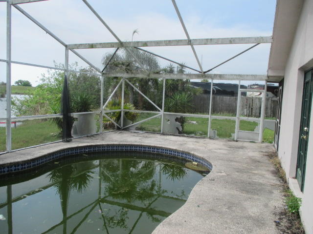 2107 Hunter Road Okeechobee, FL 34974 - Photo 19 of 28 Screened pool area
