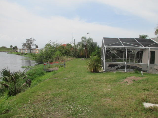 2107 Hunter Road Okeechobee, FL 34974 - Photo 2 of 28 Back yard