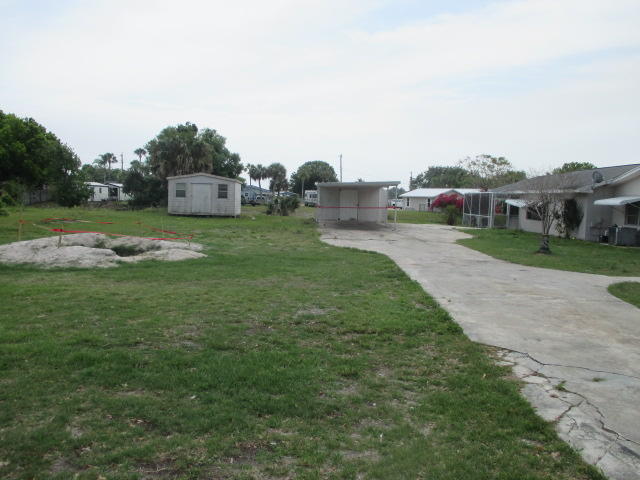 2107 Hunter Road Okeechobee, FL 34974 - Photo 28 of 28 M28 side yard