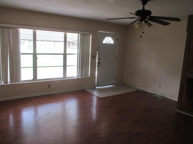 2107 Hunter Road Okeechobee, FL 34974 - Photo 4 of 28 Living room