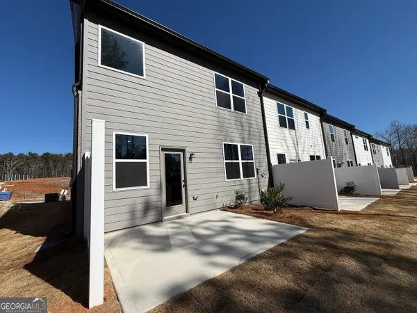 a view of a house with backyard