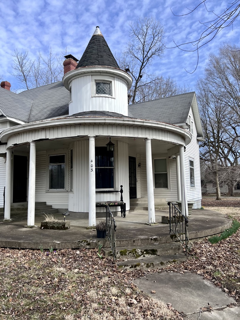 403 East 3rd Street Brocton, IL 61917 - Photo 2 of 39 a front view of a house with garden