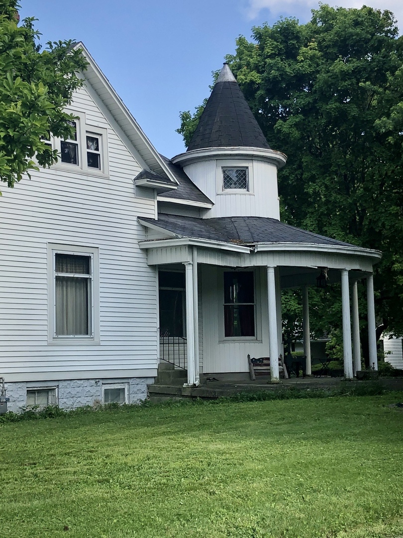 403 East 3rd Street Brocton, IL 61917 - Photo 4 of 39 a view of a house with a yard